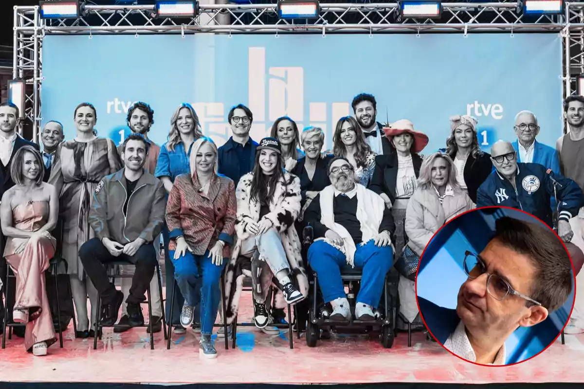 Un grupo numeroso de personas posa sonriente frente a un fondo azul con el logo de RTVE mientras en la esquina inferior derecha aparece un recuadro con el rostro de un hombre con gafas