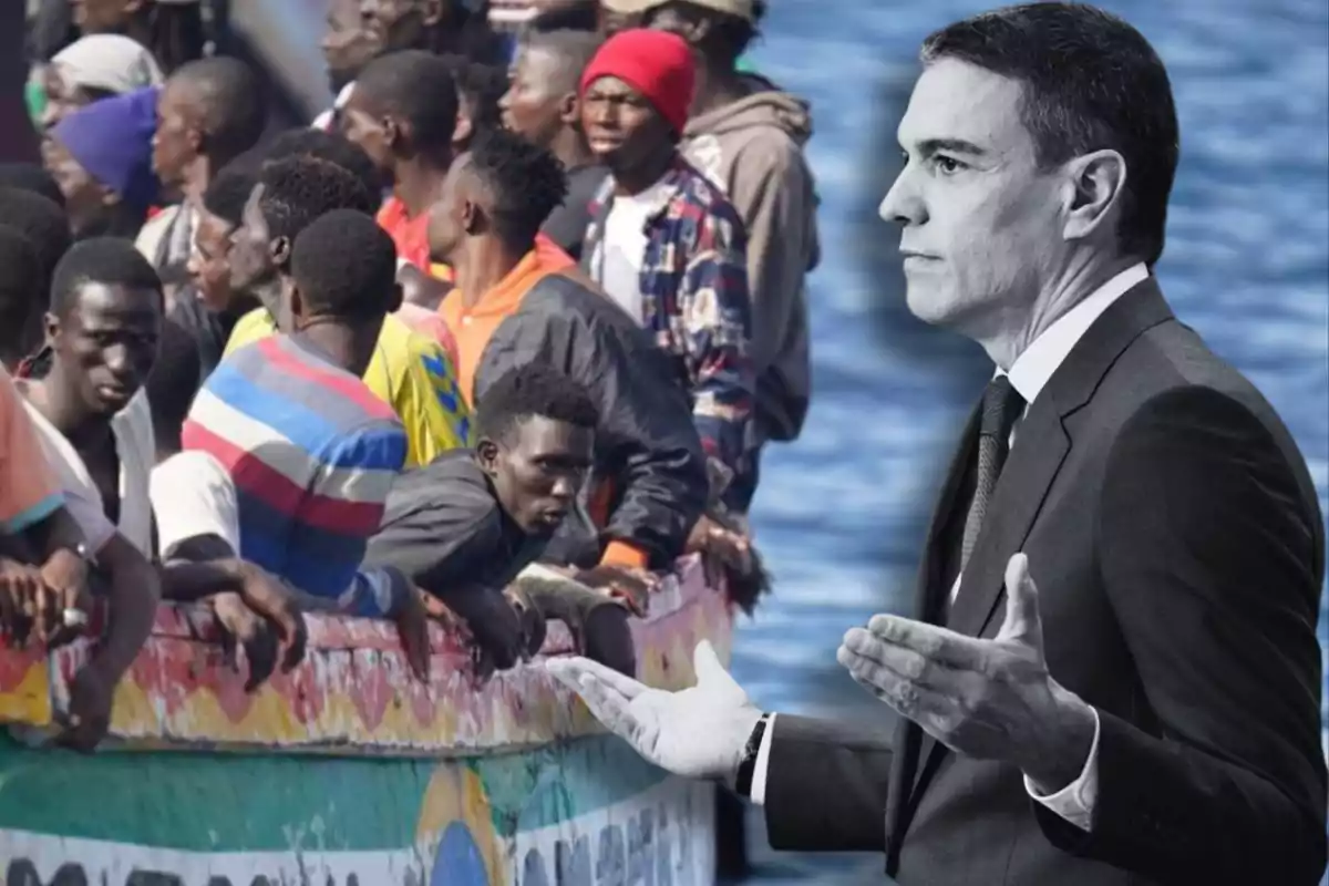 Un grupo de personas en un barco abarrotado en el mar junto a la imagen en blanco y negro de un hombre en traje gesticulando.