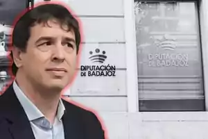 Un hombre con expresión seria frente a un edificio de la Diputación de Badajoz.