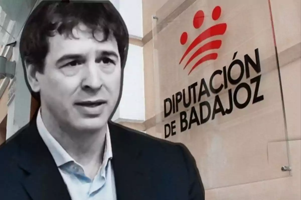 Un hombre frente a un cartel de la Diputación de Badajoz.