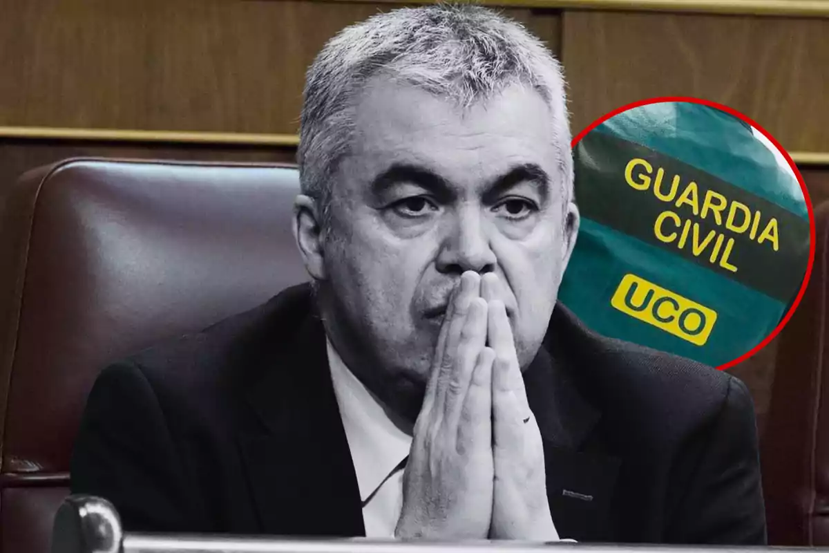 Hombre de cabello canoso con expresión seria y manos juntas frente a su rostro sentado en una silla de cuero oscuro con un círculo que resalta un uniforme de la Guardia Civil con las siglas UCO Hombre de cabello canoso con expresión seria y manos juntas frente a su rostro sentado en una silla de cuero oscuro con un círculo que resalta un uniforme de la Guardia Civil con las siglas UCO