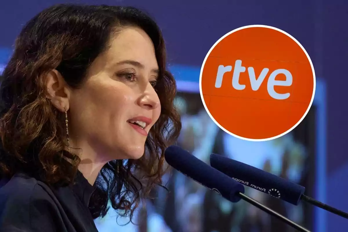 Una mujer hablando frente a un micrófono con un logotipo de RTVE en un círculo naranja al fondo.