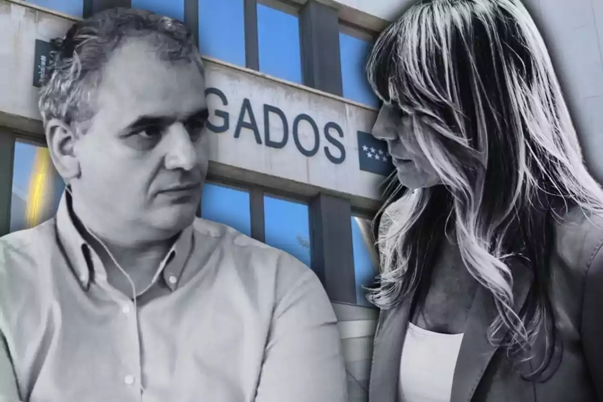 Dos personas conversando frente a un edificio con la palabra "JUZGADOS" en la fachada.