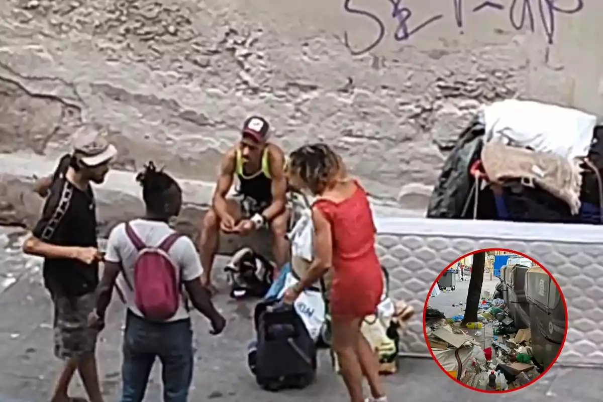 Un grupo de personas se encuentra en una calle con un colchón y varias pertenencias, mientras que en un recuadro se muestra una escena de basura acumulada en la vía pública.