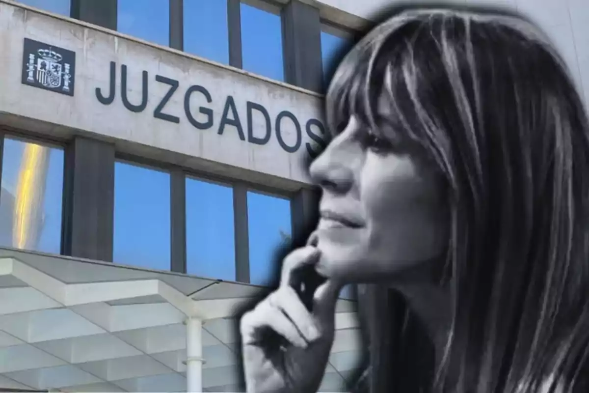 Una mujer pensativa en primer plano con un edificio de juzgados de fondo.