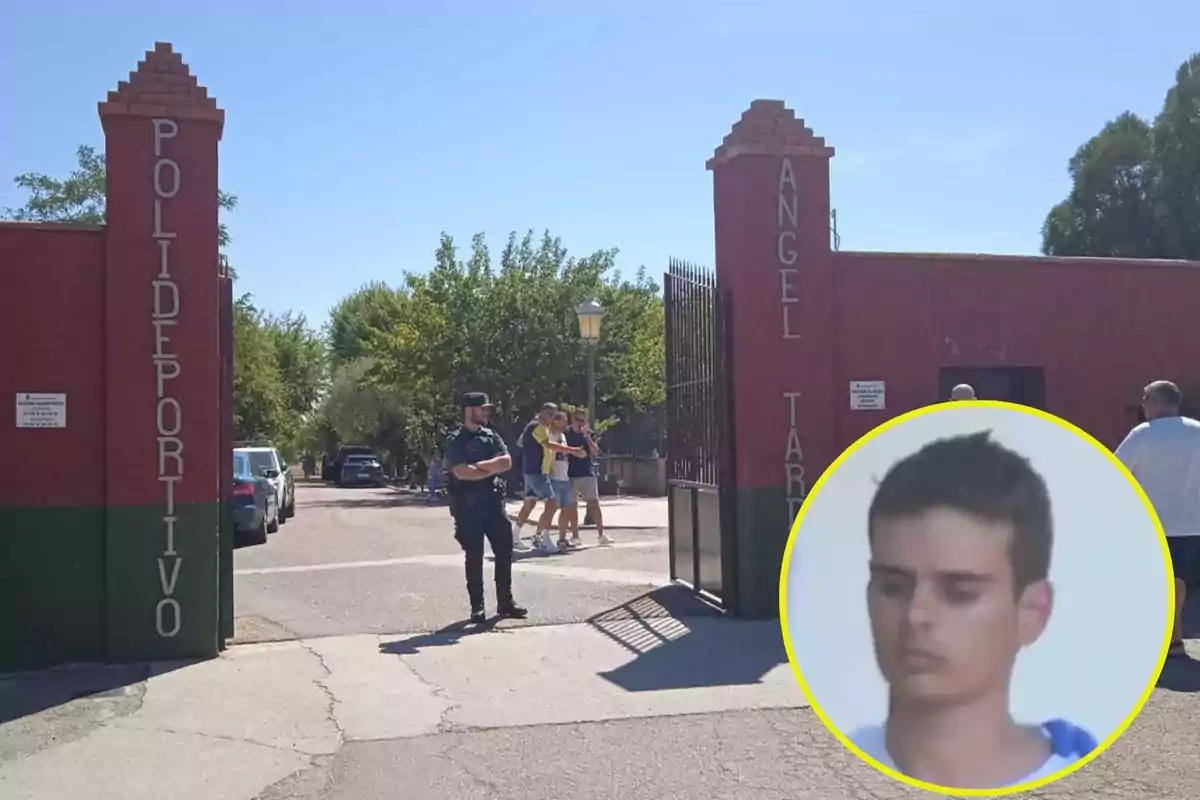 Entrada del polideportivo Ángel Tartilán con un policía de pie y varias personas caminando, con un recuadro circular de un joven en la esquina inferior derecha.