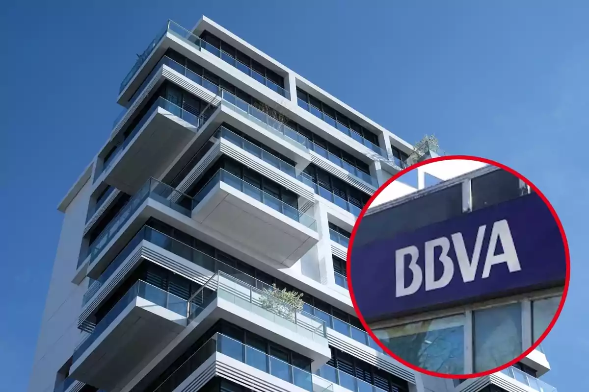 Edificio moderno con balcones y logotipo de BBVA en un círculo rojo.