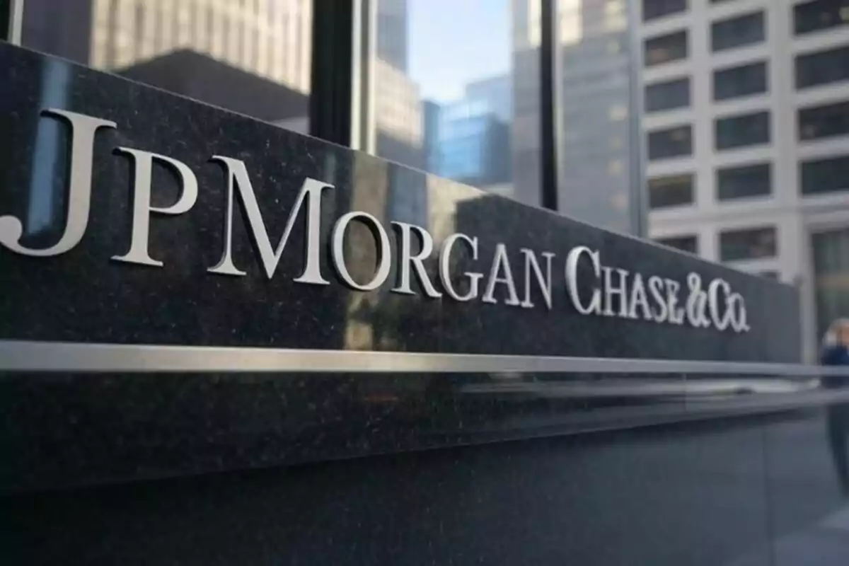 Un letrero de JP Morgan Chase & Co. en un edificio de oficinas en una ciudad. Un letrero de JP Morgan Chase & Co. en un edificio de oficinas en una ciudad.