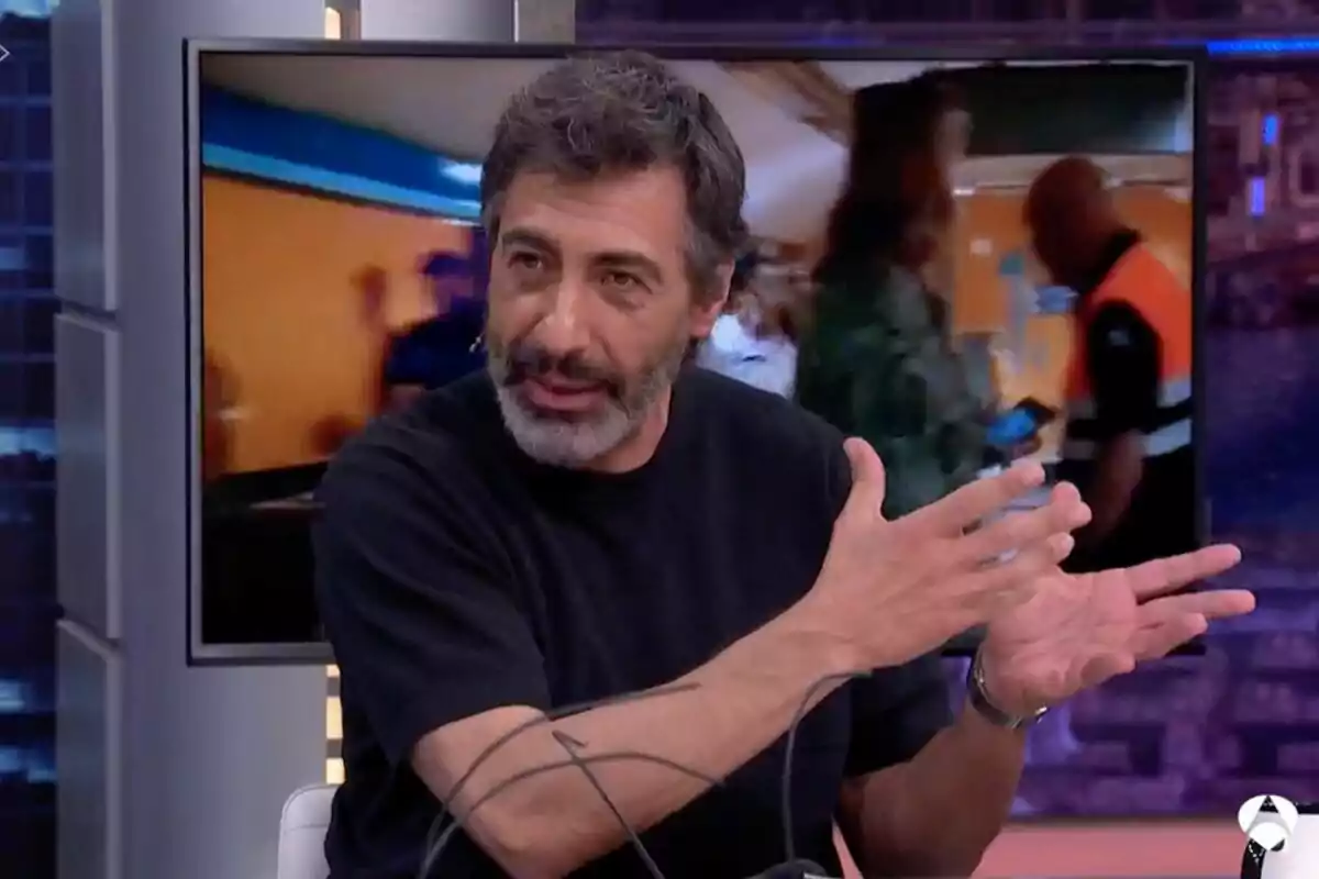 Juan del Val con barba y cabello oscuro gesticula mientras habla en un programa de televisión, con una pantalla en el fondo mostrando una imagen borrosa. Juan del Val con barba y cabello oscuro gesticula mientras habla en un programa de televisión, con una pantalla en el fondo mostrando una imagen borrosa.
