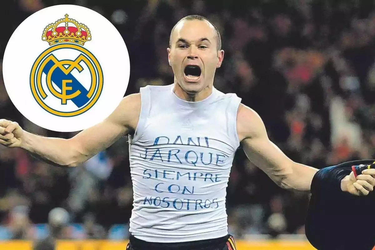 Un jugador de fútbol celebrando con una camiseta que tiene un mensaje escrito a mano, junto al logo del Real Madrid.