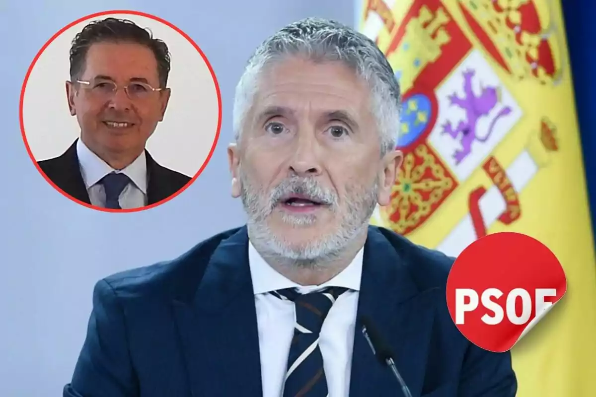 Un hombre de cabello canoso y barba está hablando frente a un micrófono, con una bandera española de fondo y un logotipo del PSOE en la esquina inferior derecha; en la esquina superior izquierda hay una imagen circular de otro hombre con gafas y traje.