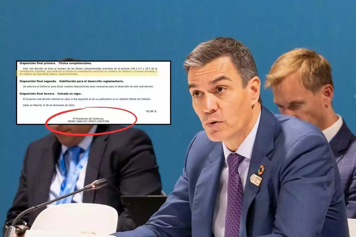 Un hombre en traje azul habla en una conferencia, con un documento legal ampliado en la imagen.