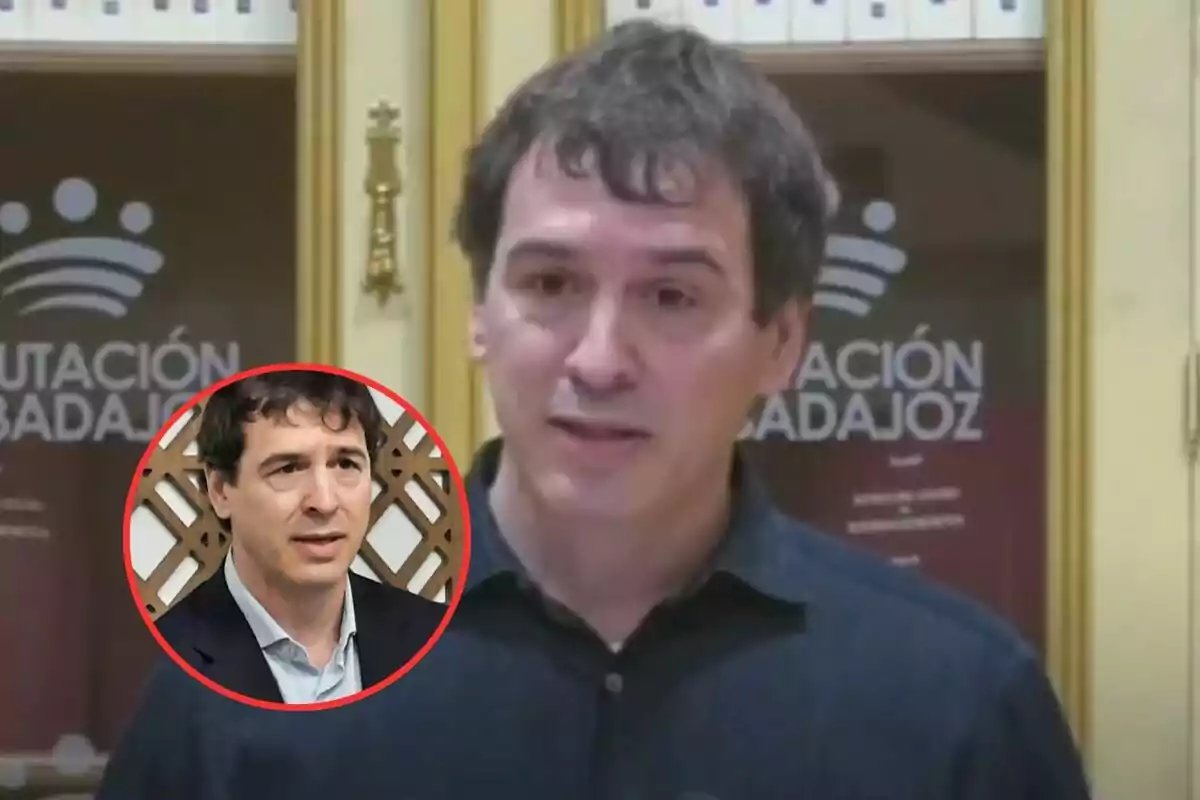 Un hombre hablando frente a un fondo con el texto "Diputación Badajoz" y un recuadro con otra imagen de un hombre.