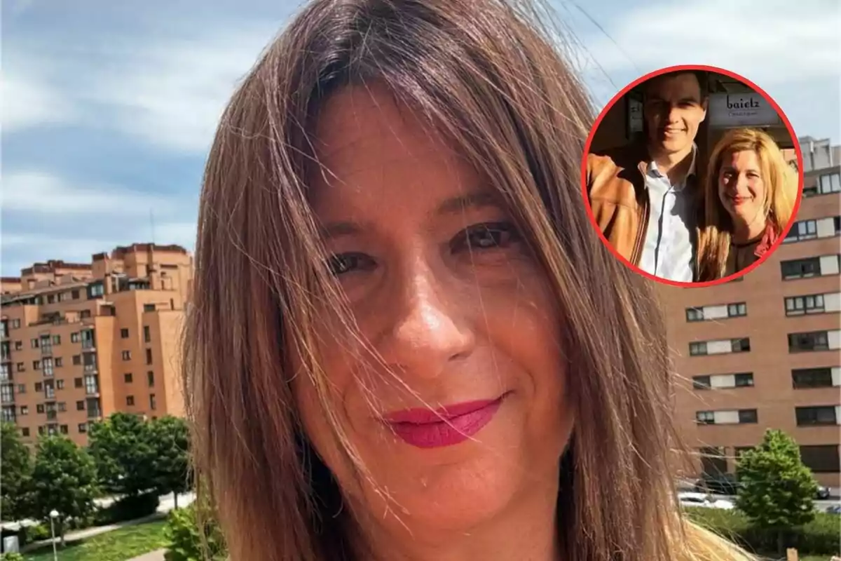 Mujer de cabello castaño sonríe al aire libre con edificios de fondo y un recuadro en la esquina muestra a dos personas posando juntas