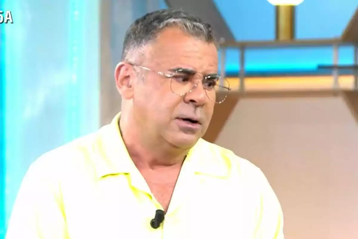 Captura de Jorge Javier Vázquez con gafas y camisa amarilla en el plató de El Diario de Jorge