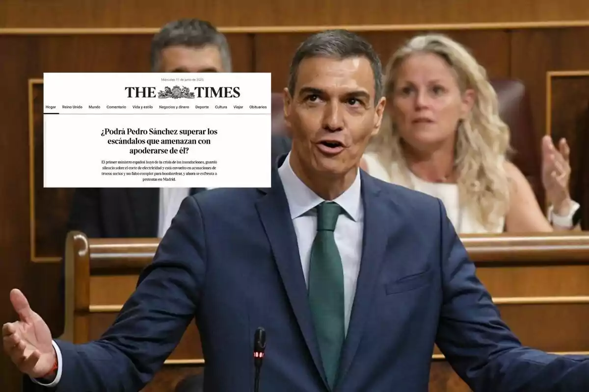 Un hombre de traje y corbata habla gesticulando en un parlamento, con un recorte de periódico superpuesto que menciona escándalos políticos y personas sentadas al fondo.