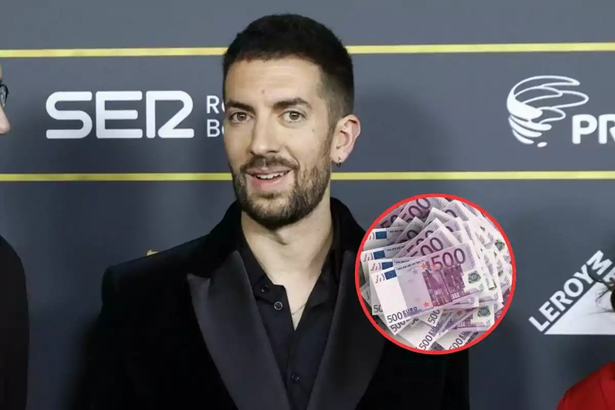 Hombre con barba en un evento con un gráfico de billetes de 500 euros.