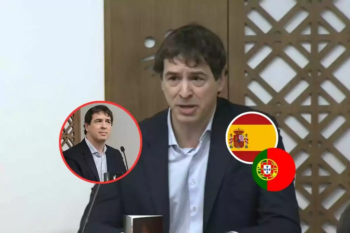 Un hombre hablando en una conferencia con un micrófono, con un recuadro que muestra su imagen en otra ocasión y dos banderas, una de España y otra de Portugal.