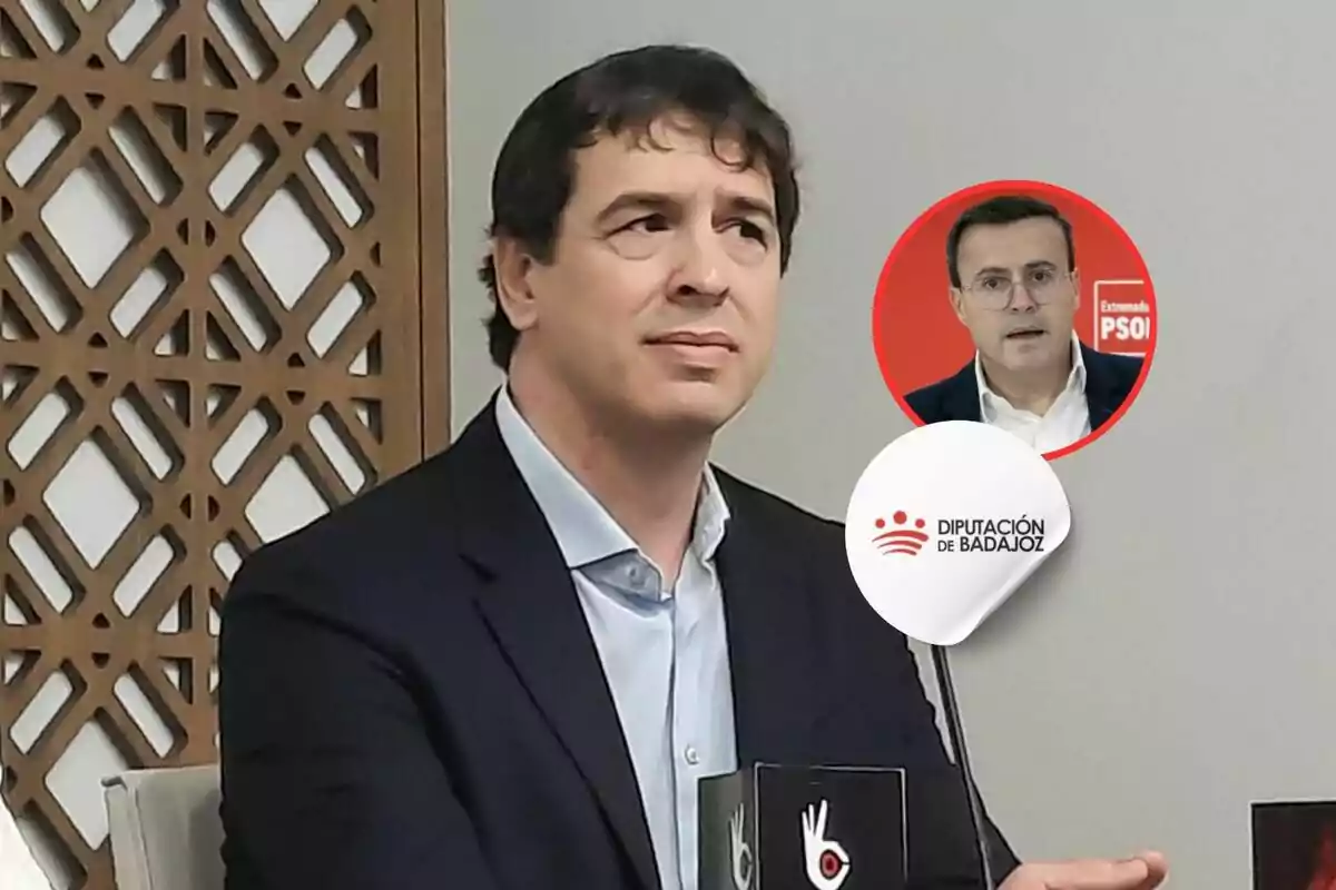 Hombre de cabello corto y oscuro con saco azul sentado frente a un micrófono, al fondo un diseño geométrico de madera y un círculo con la imagen de otro hombre junto al logo de la Diputación de Badajoz.