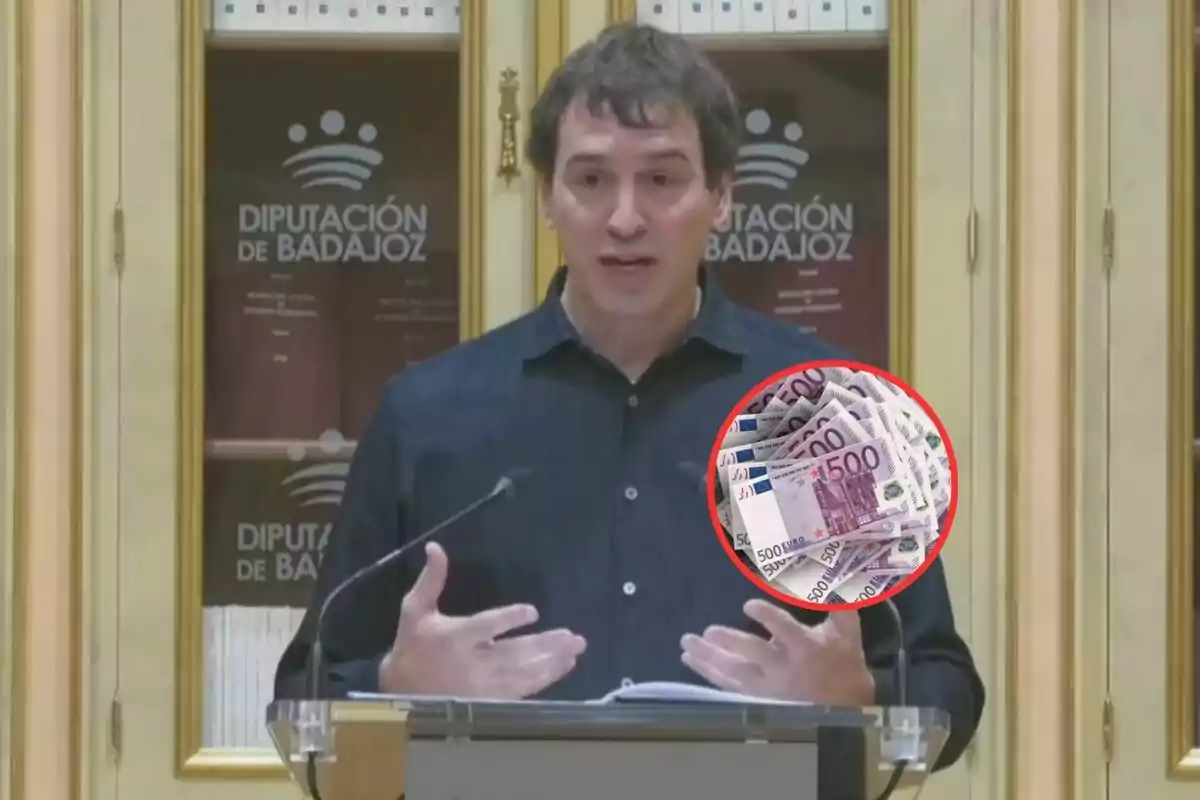 Un hombre hablando en un podio con un fondo de libros y un círculo que muestra billetes de 500 euros.