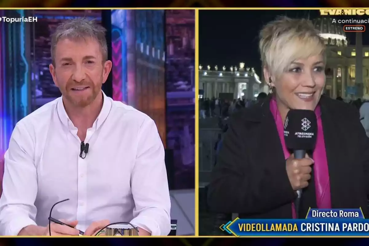Pablo Motos en un estudio y Cristina Pardo en una videollamada desde Roma, sosteniendo un micrófono de Atresmedia Televisión. Captura de 'El Hormiguero' Pablo Motos en un estudio y Cristina Pardo en una videollamada desde Roma, sosteniendo un micrófono de Atresmedia Televisión. Captura de 'El Hormiguero'