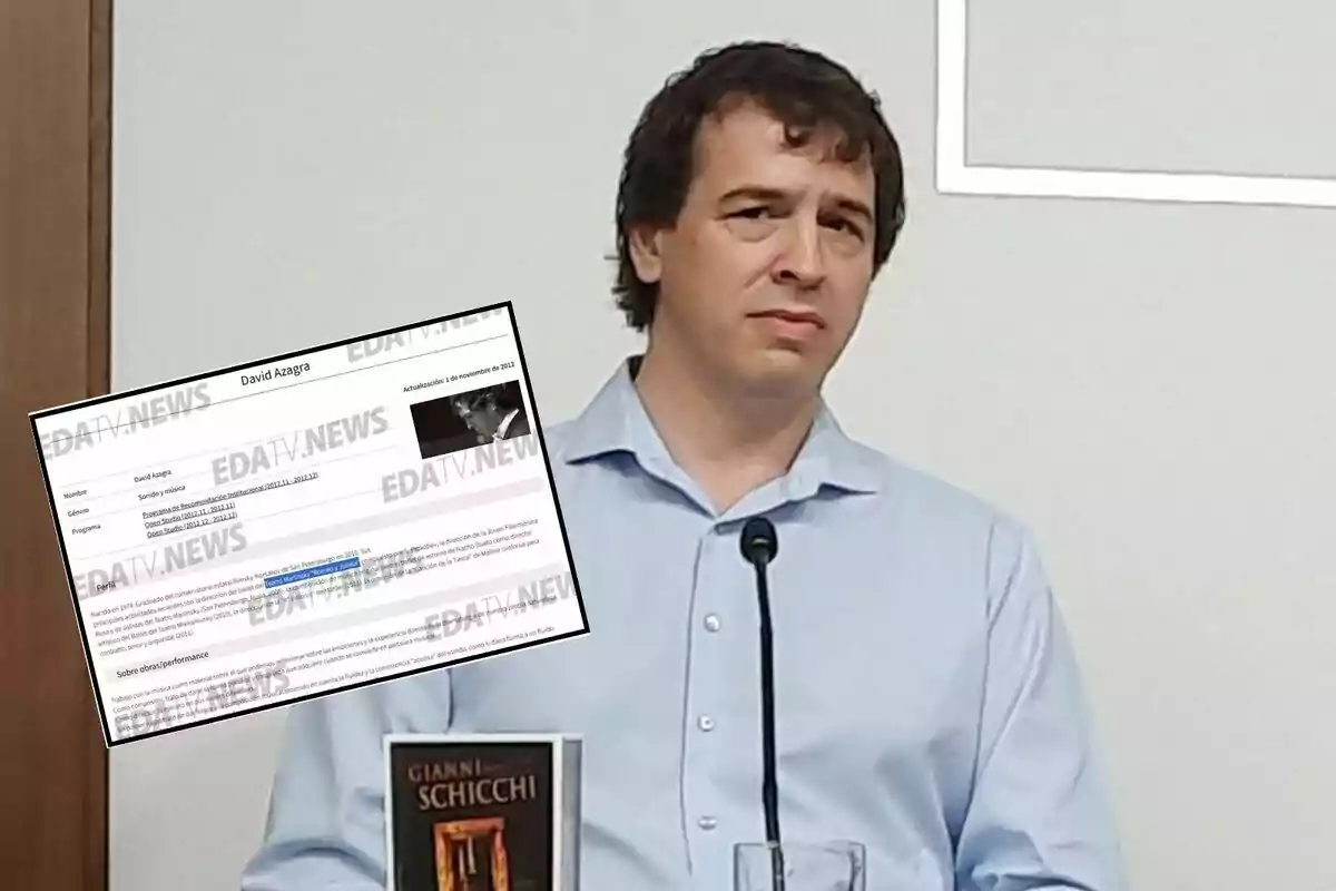 Un hombre de pie frente a un micrófono con una camisa azul clara, sosteniendo un libro titulado "Gianni Schicchi" y un documento con el nombre "David Azagra" en la esquina inferior izquierda.