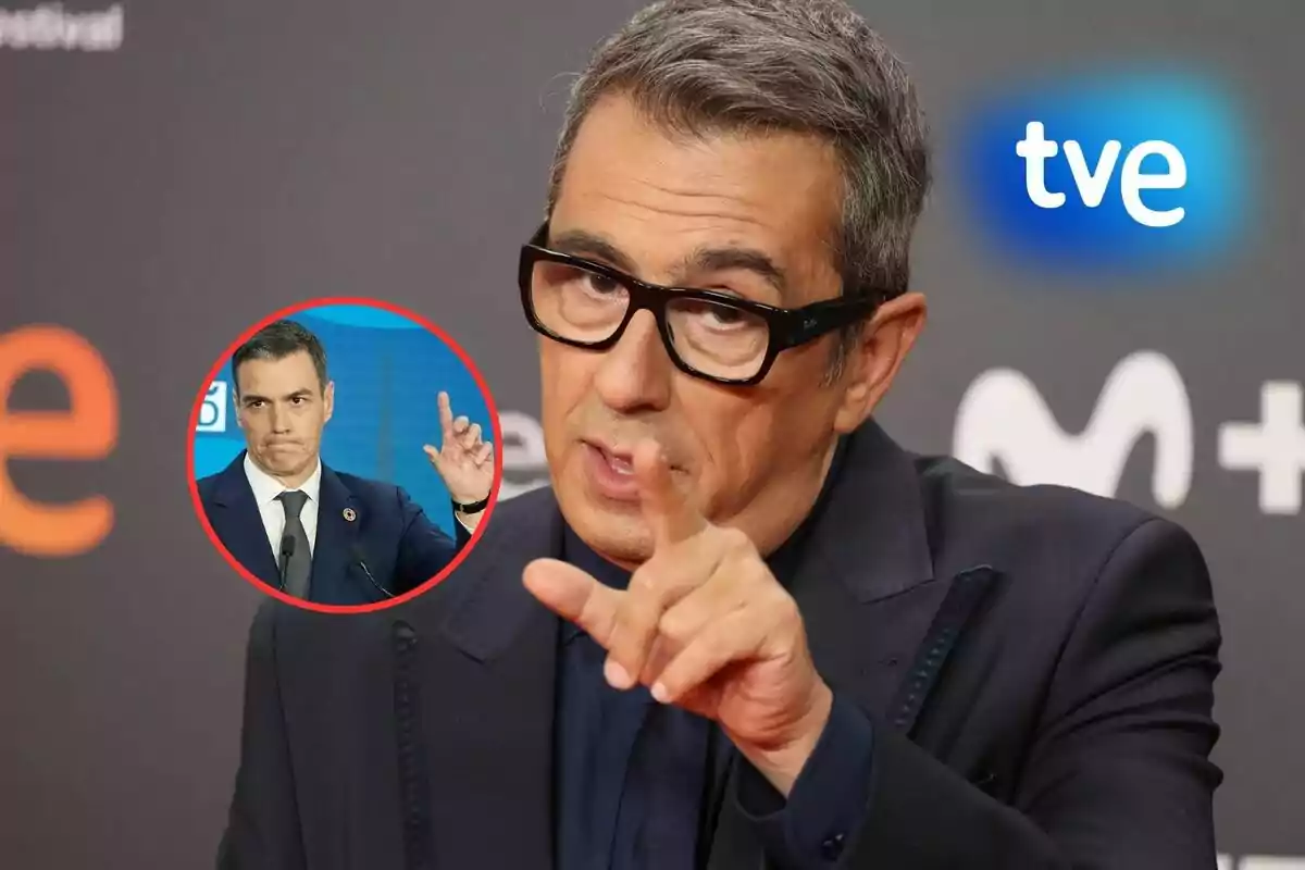 Un hombre con gafas y traje oscuro señala con el dedo, mientras en un círculo rojo aparece otra persona haciendo un gesto similar; el fondo tiene logotipos de televisión.