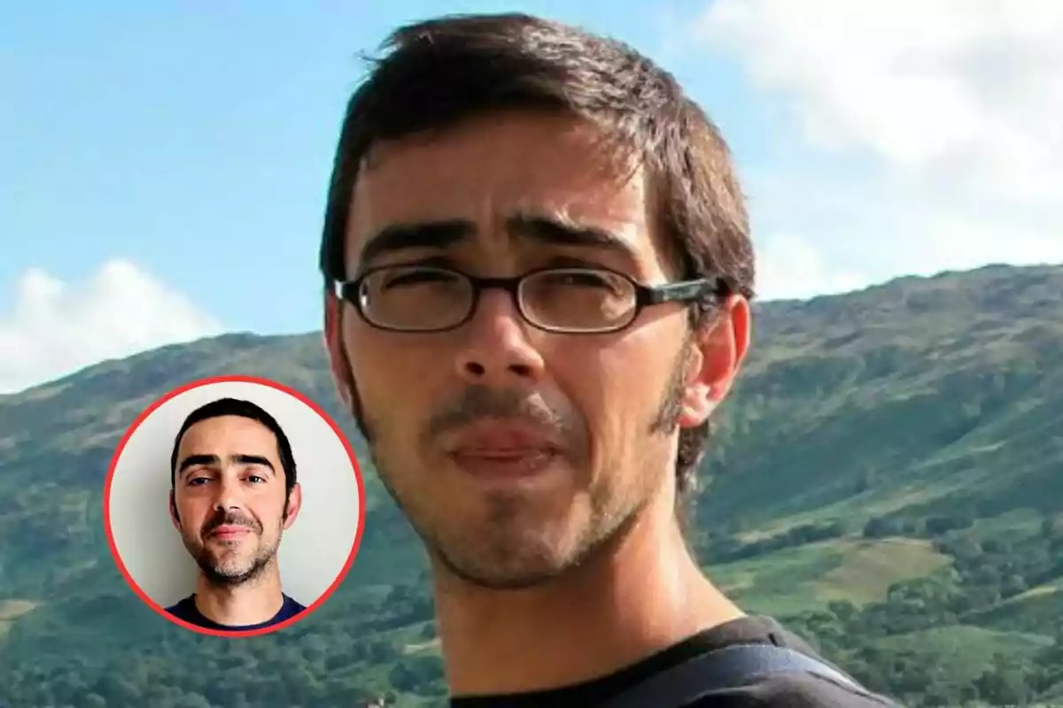 Un hombre con gafas al aire libre con montañas de fondo y un recuadro con su retrato.