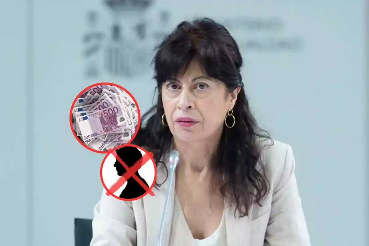 Una mujer con cabello oscuro y pendientes de aro está sentada frente a un micrófono; a su lado hay un gráfico que muestra billetes de 500 euros y una silueta tachada.