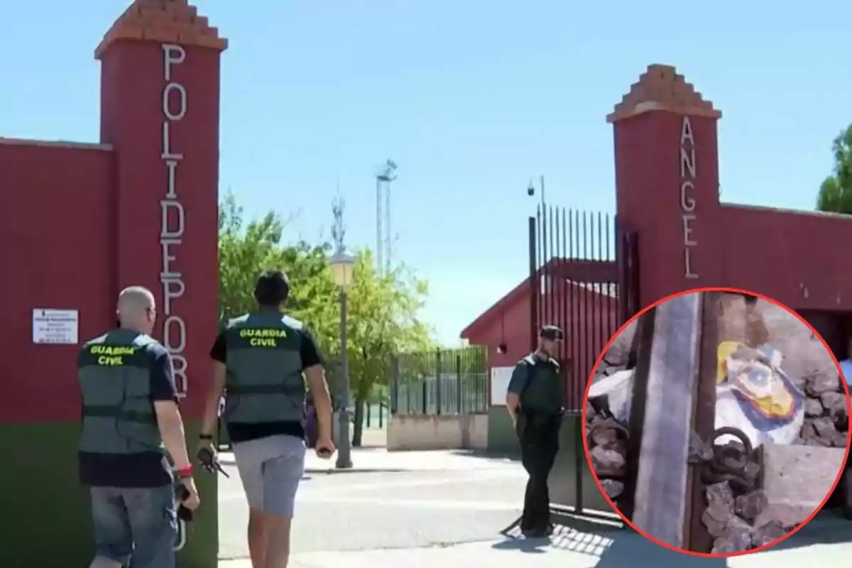 Agentes de la Guardia Civil en la entrada de un polideportivo con un círculo resaltando un hallazgo en el suelo.