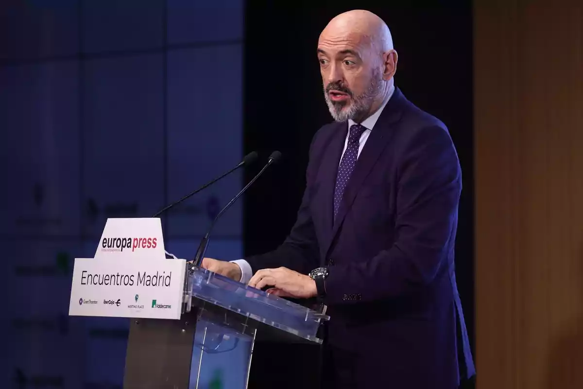 Hombre hablando en un podio durante un evento de Europa Press en Madrid.