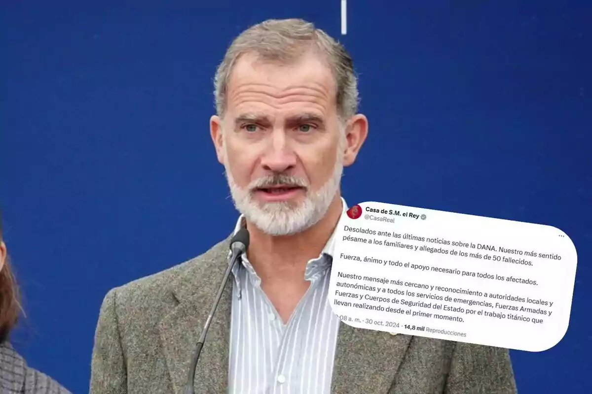 Un hombre con barba y cabello canoso habla frente a un micrófono con un fondo azul. A la derecha, se muestra un tuit de la cuenta oficial de la Casa Real expresando condolencias y apoyo tras un evento trágico.