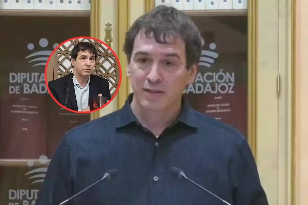 Un hombre hablando en un podio con el logo de la Diputación de Badajoz al fondo y un recuadro con otra persona en la esquina superior izquierda.