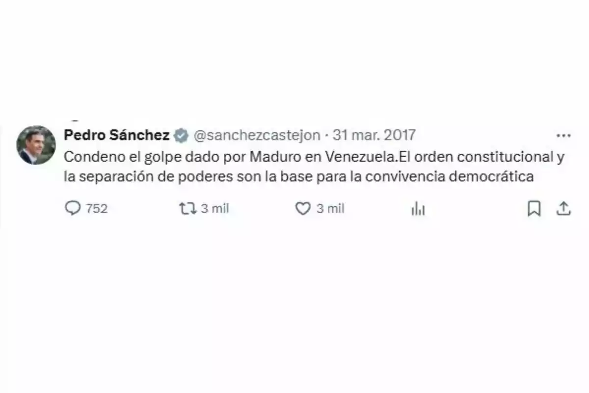 Captura de pantalla de un tuit de Pedro Sánchez publicado el 31 de marzo de 2017 en el que condena el golpe dado por Maduro en Venezuela y defiende el orden constitucional y la separación de poderes como base para la convivencia democrática Captura de pantalla de un tuit de Pedro Sánchez publicado el 31 de marzo de 2017 en el que condena el golpe dado por Maduro en Venezuela y defiende el orden constitucional y la separación de poderes como base para la convivencia democrática
