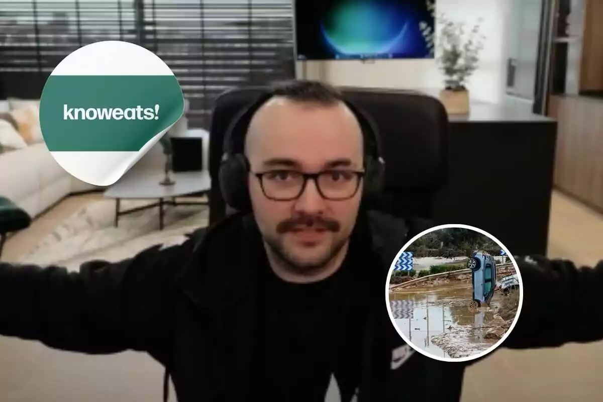 Un hombre con gafas y auriculares está sentado en una habitación moderna con un logotipo que dice "knoweats!" en la esquina superior izquierda y una imagen circular de un coche volcado en un entorno inundado en la parte inferior derecha.