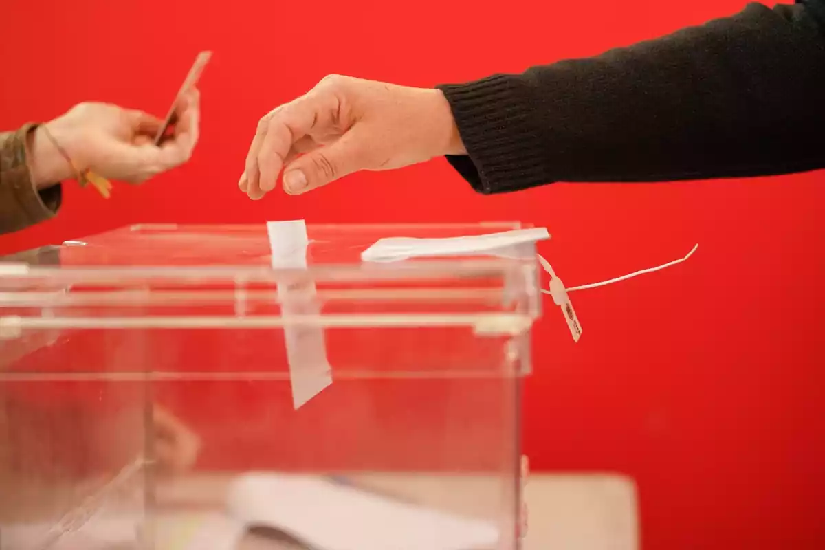 Una persona ejerce su derecho a voto en las elecciones autonómicas vascas