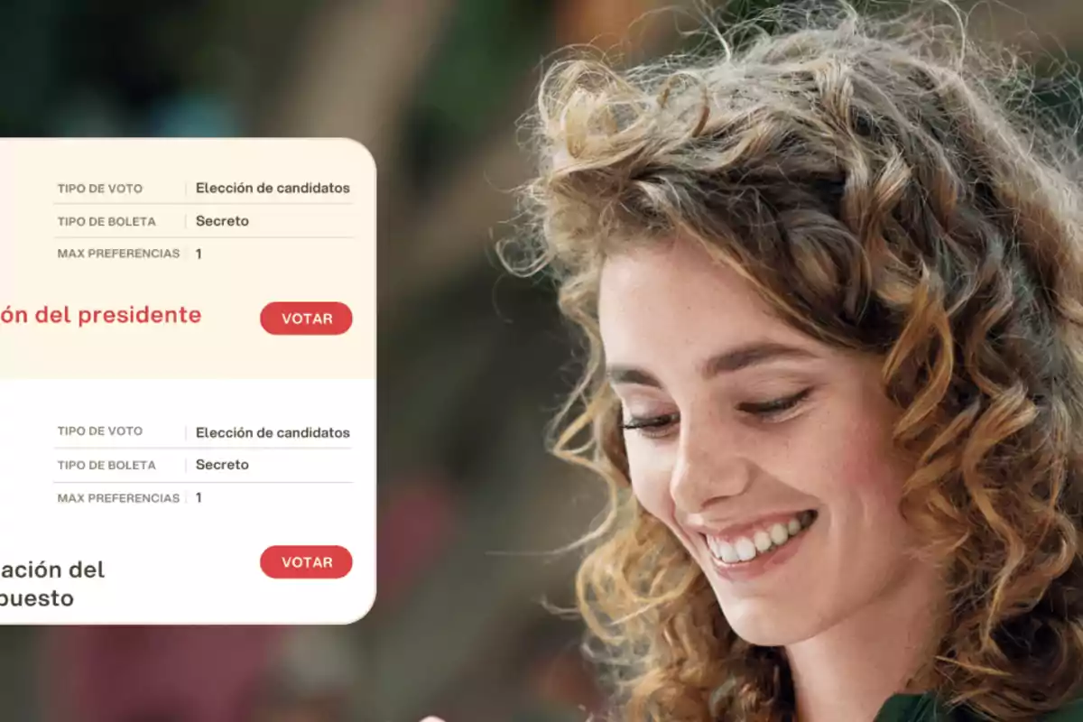 Una mujer sonriente observa su dispositivo móvil mientras en la pantalla se muestra una interfaz de votación con opciones para la elección de candidatos y la votación del presidente.
