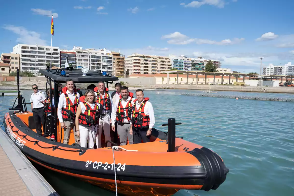 La presidenta de la Diputación, Marta Barrachina, en el Puerto de Burriana para inspeccionando la nueva embarcación