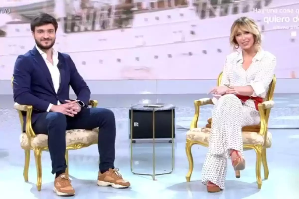 Emma García, junto a Alejandro Entrambasaguas, sentada en una silla en el plató de 'Fiesta' Emma García, junto a Alejandro Entrambasaguas, sentada en una silla en el plató de 'Fiesta'