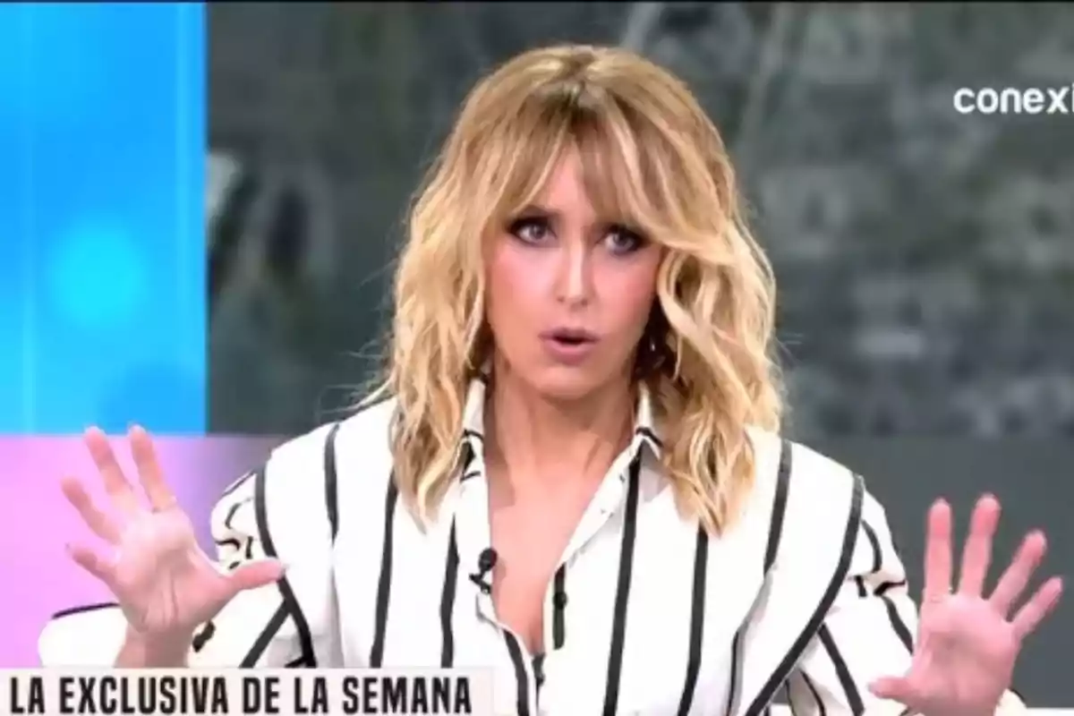 Emma García, con cabello rubio y vistiendo una camisa de rayas blancas y negras, con un gesto expresivo en 'Fiesta' Emma García, con cabello rubio y vistiendo una camisa de rayas blancas y negras, con un gesto expresivo en 'Fiesta'