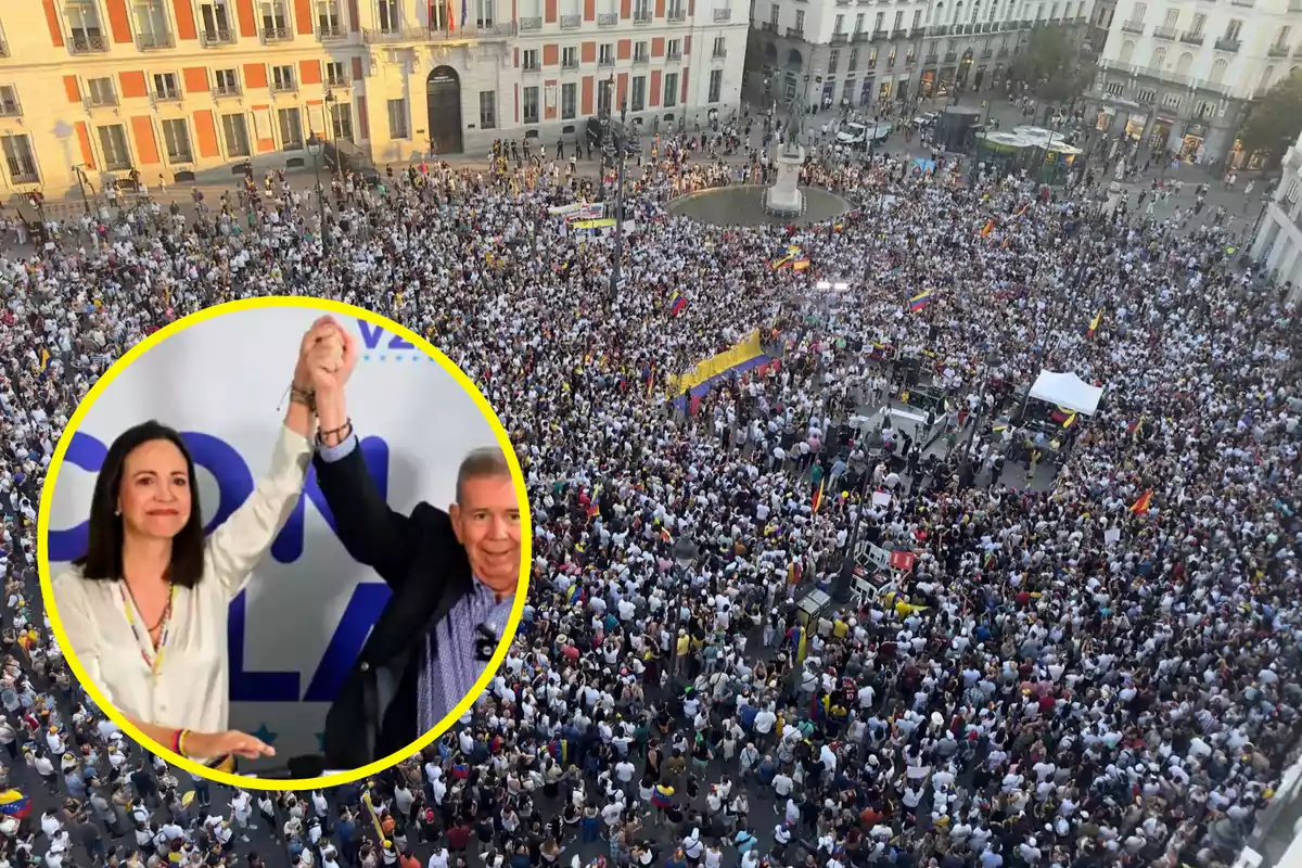 Una multitud se reúne en una plaza pública, mientras en un recuadro amarillo se muestra a dos personas levantando las manos en señal de victoria.