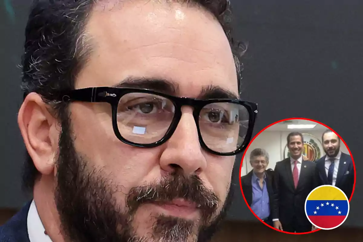 Un hombre con gafas y barba aparece en primer plano, mientras que en un recuadro pequeño se ve a tres personas posando juntas con una bandera de Venezuela.