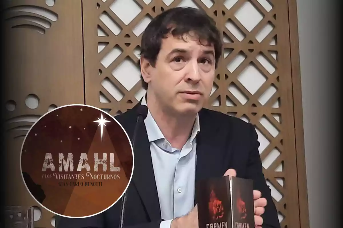 Un hombre en una conferencia sostiene un folleto de "Carmen" con un cartel de "Amahl y los Visitantes Nocturnos" de fondo.