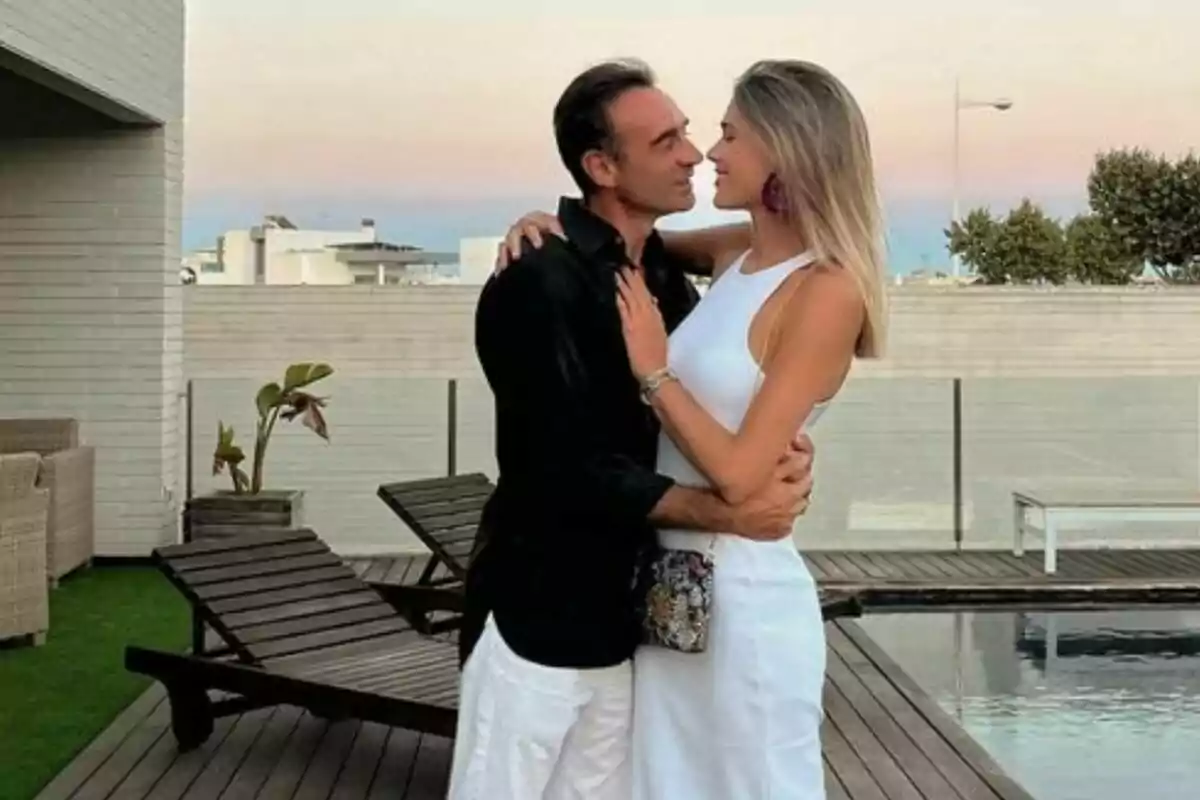 Una pareja -formada por Enrique Ponce y Ana Soria- abrazándose junto a una piscina al atardecer. Una pareja -formada por Enrique Ponce y Ana Soria- abrazándose junto a una piscina al atardecer.