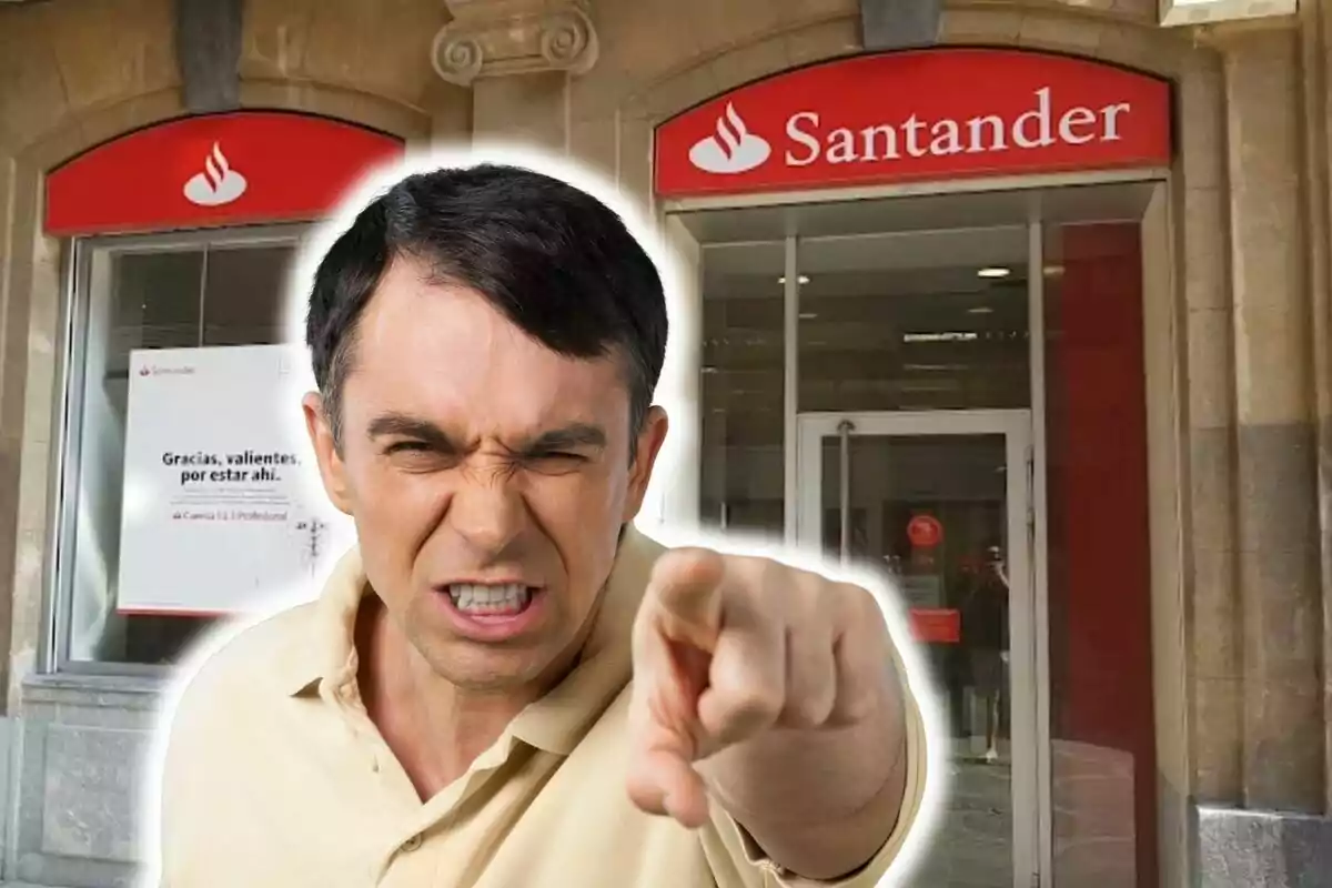 Un hombre enojado señala con el dedo frente a una sucursal del banco Santander.