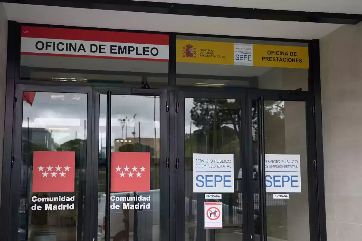 Entrada de una oficina de empleo de Madrid