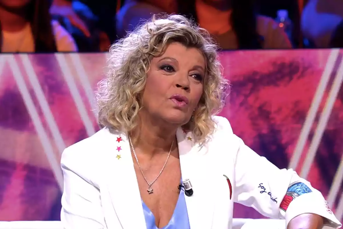 Terelu Campos con chaqueta blanca sentada en un plató de televisión Terelu Campos con chaqueta blanca sentada en un plató de televisión
