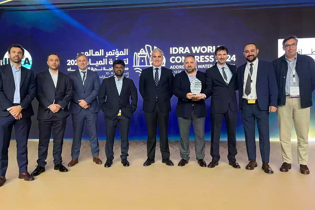 Un grupo de hombres en traje posando en un evento con un fondo que dice "IDRA World Congress 2024".