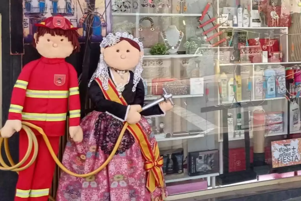 Un comercio en Alicante durante Les Fogueres