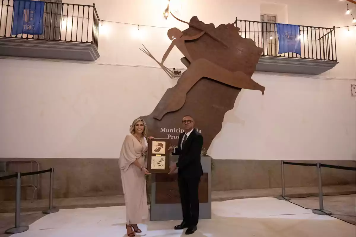 Marta Barrachina junto a la escultura de Tirig.